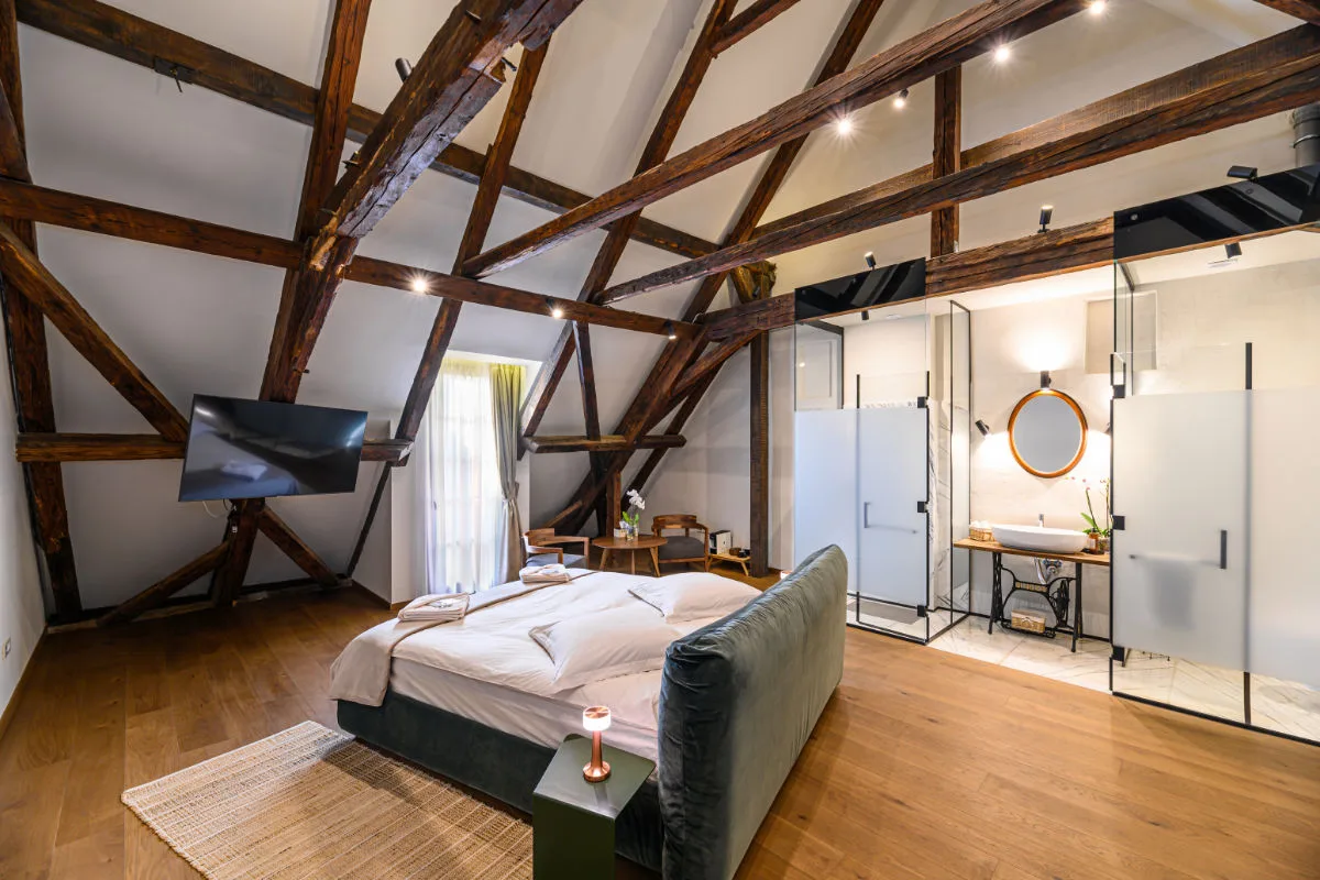 Suită la mansardă cu duș și vedere la strada pietonală — Casa Albert Boutique, Brașov, Brașov