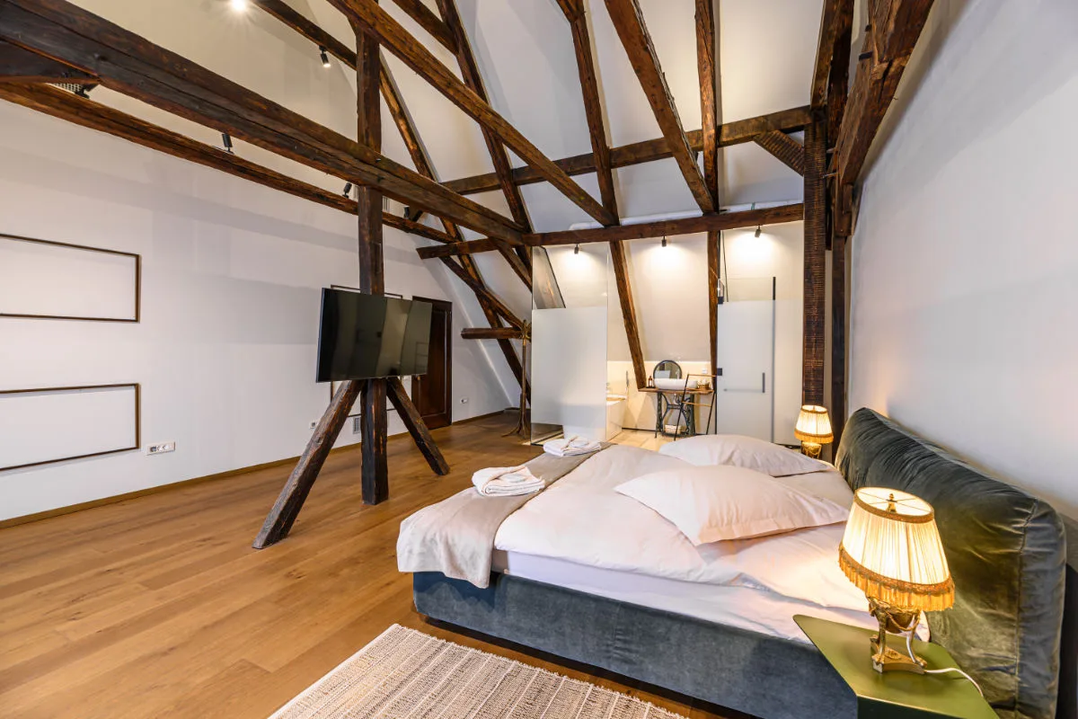 Suită la mansardă cu cadă și vedere la strada pietonală — Casa Albert Boutique, Brașov, Brașov
