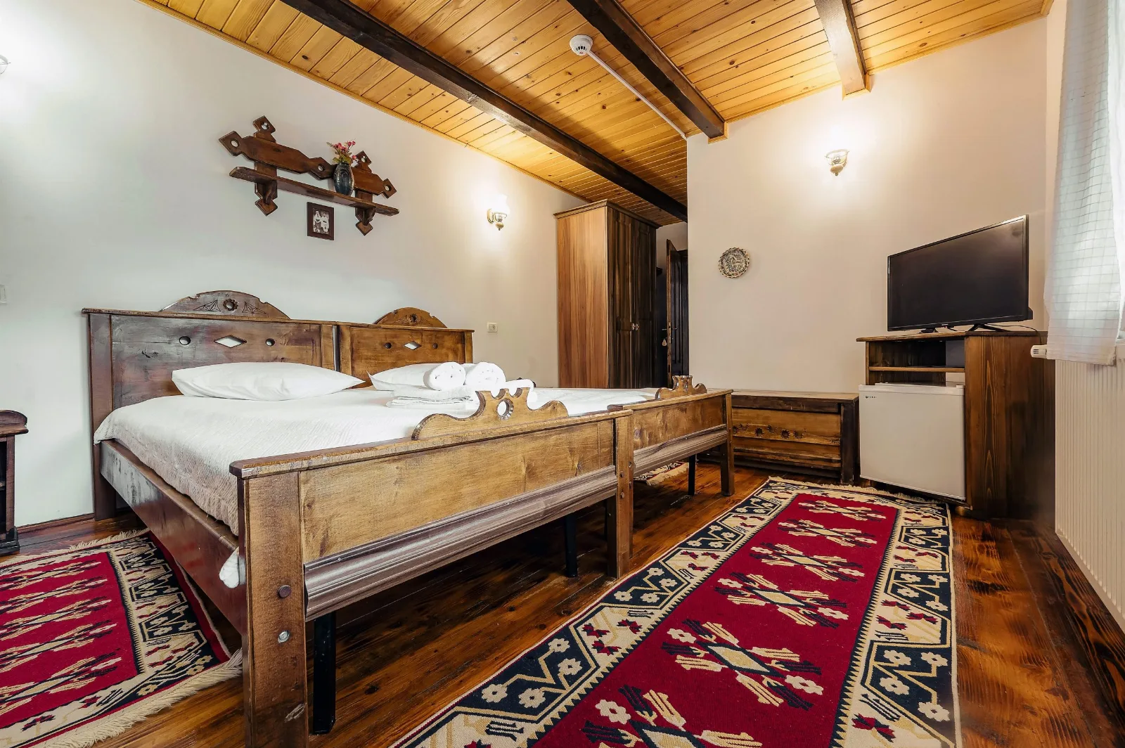 Camera cu balcon / Baie in camera — Conacul Domniței, Voroneț, Suceava