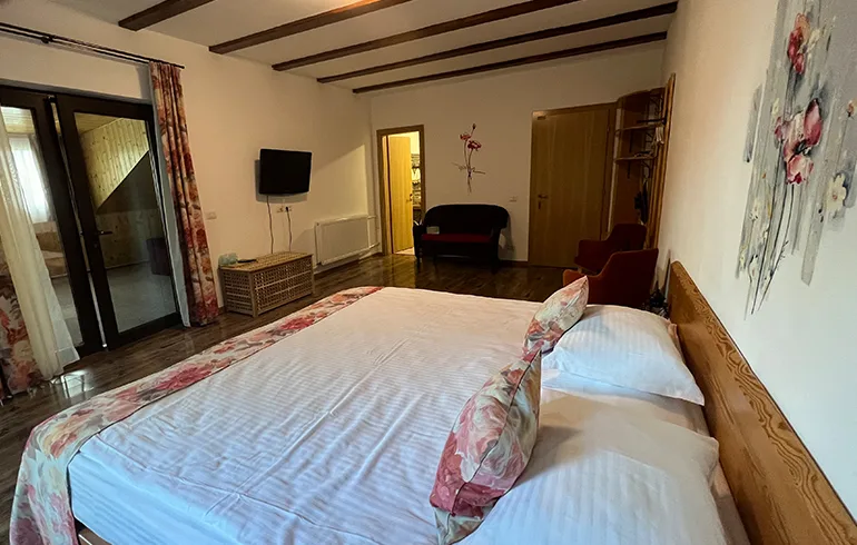Apartament cu 2 camere cu pat 200x200 — Acasă la Măriuca, Moeciu, Brașov