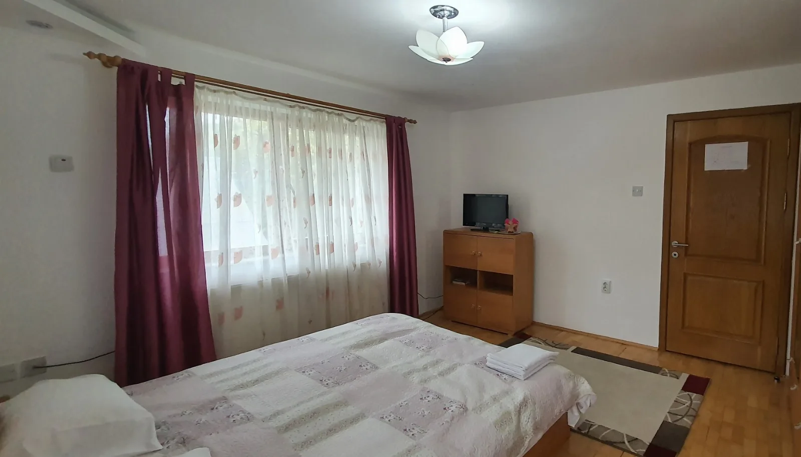 Camera roz — Ralu & Ello, Pietreni, Vâlcea