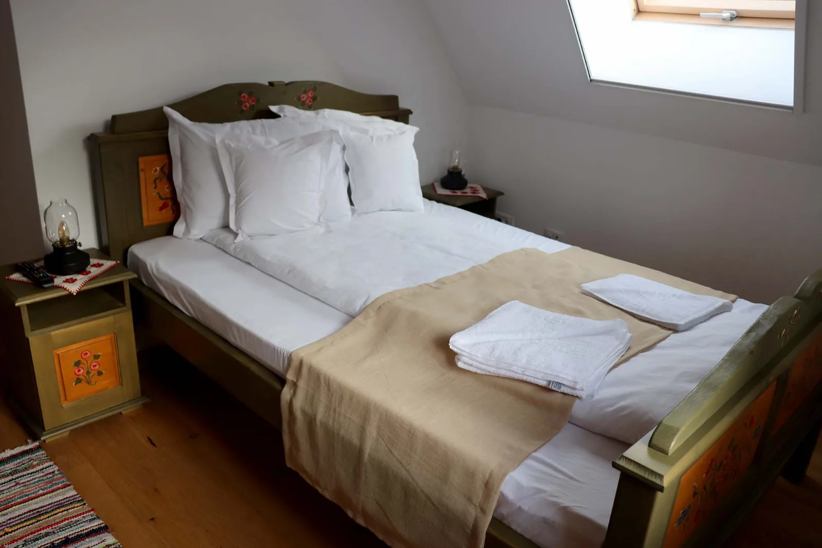 Cameră dublă cu pat matrimonial + pat single — Naplak Guesthouse, Rimetea, Alba