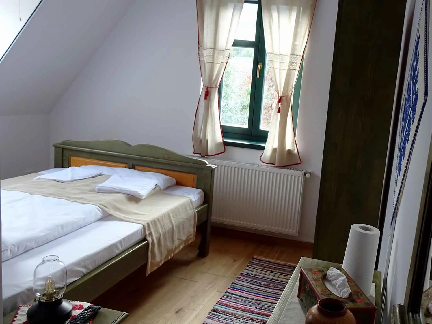 Cameră dublă cu pat matrimonial — Naplak Guesthouse, Rimetea, Alba
