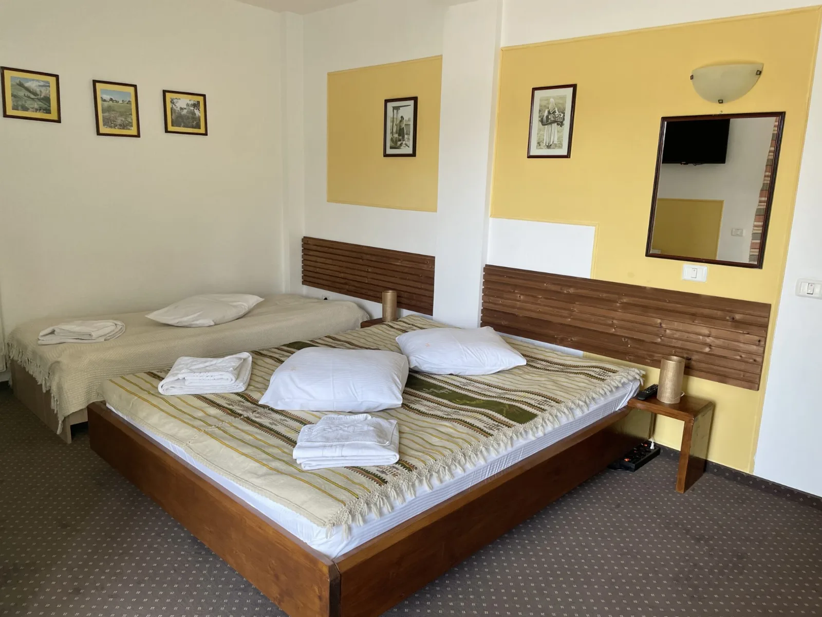 Camera Triplă Queen Size + Single — Pensiunea MIS, Zărnești, Brașov
