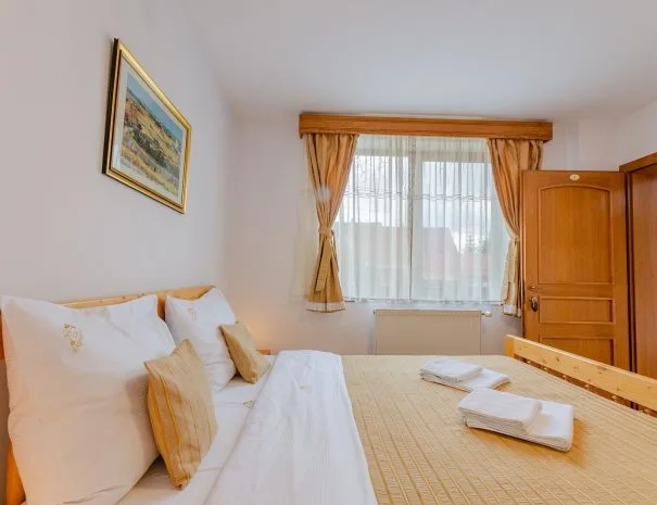 Camera 1 — Casa Râșnoveană, Râșnov, Brașov
