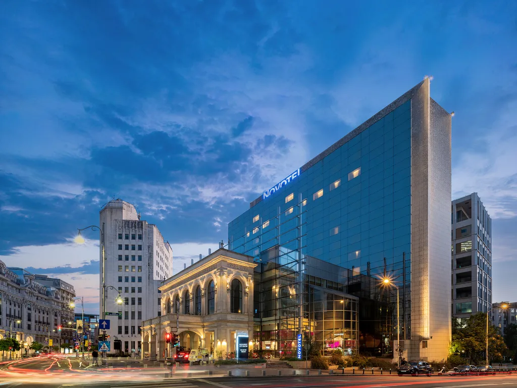 Superior Room with 1 double bed and large sofa — Hotel Novotel, București, București