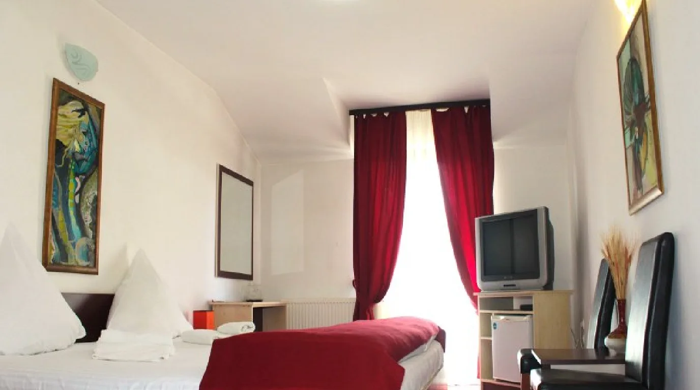 Camera matrimoniala cu jacuzzi si balcon deschis pt fumat — Pura Vida, Timișoara, Timiș