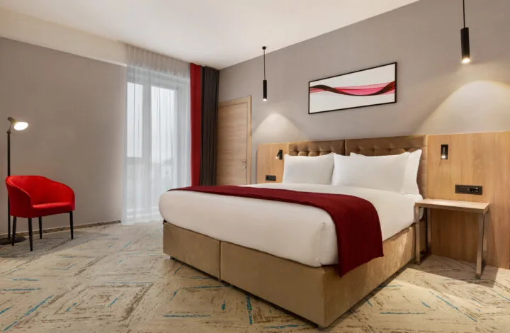 Cameră adaptată pentru persoane cu dizabilități — Ramada By Wyndham Târgu Jiu, Târgu Jiu, Gorj