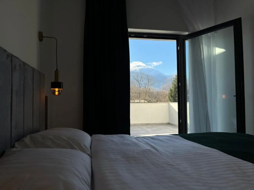 Camere cu design modern — Pensiunea Cascada, Borșa, Maramureș