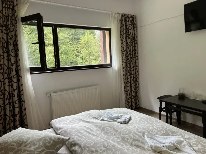 Cameră Dublă Mare, cu balcon — Hanul Vânătoresc, Arefu, Argeș