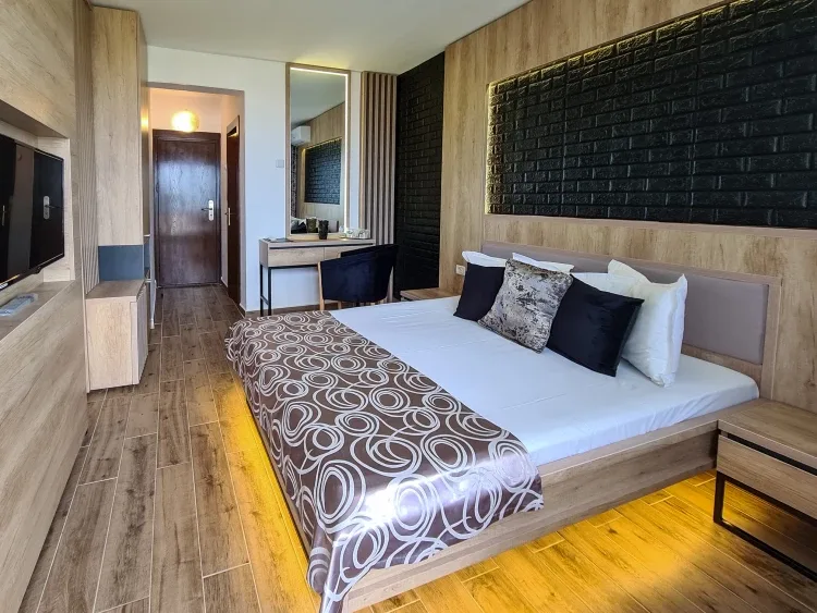 Camera dublă etaj cu vedere parțială la lac — Hotel Tomis, Mamaia, Constanța