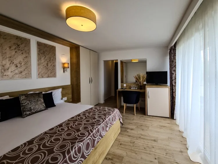 Camera triplă etaj cu vedere laterală — Hotel Tomis, Mamaia, Constanța