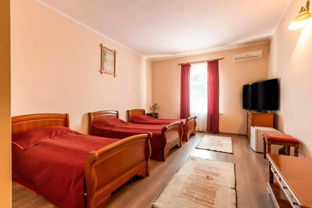 Cameră Triplă — Denis, Daneș, Mureș