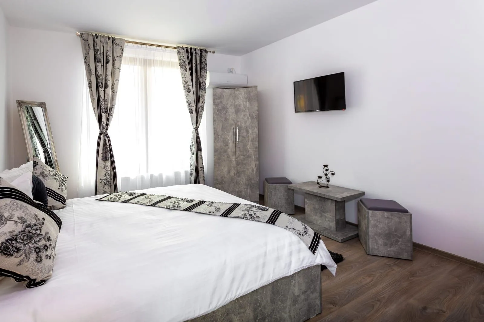 Camera 3 – Dubla Standard cu vedere la munte și balcon — Casa Romeo & Julieta, Hațeg, Hunedoara