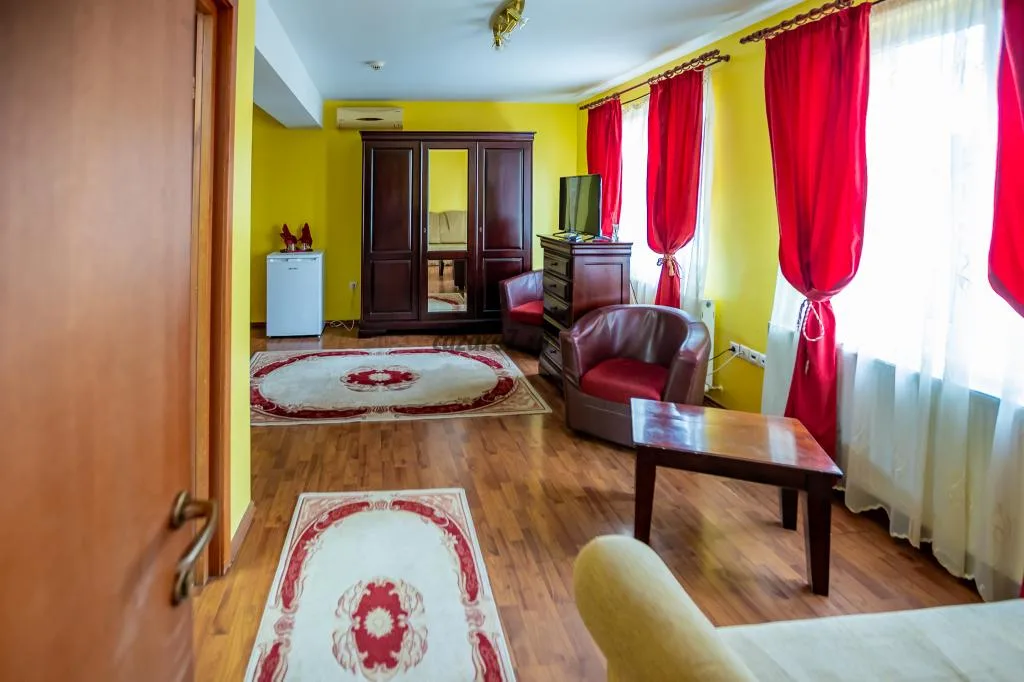 Camera tripla — Noroc și Fericire, Târgu Mureș, Mureș