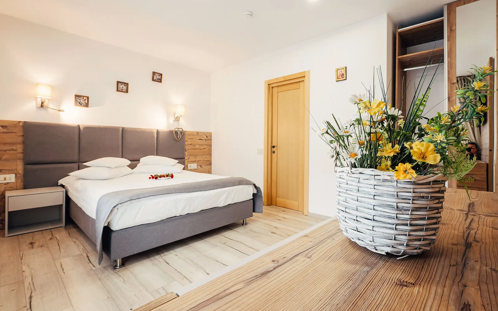 Cameră dublă matrimonială deluxe — Blumenhof Bukowina, Voroneț, Suceava