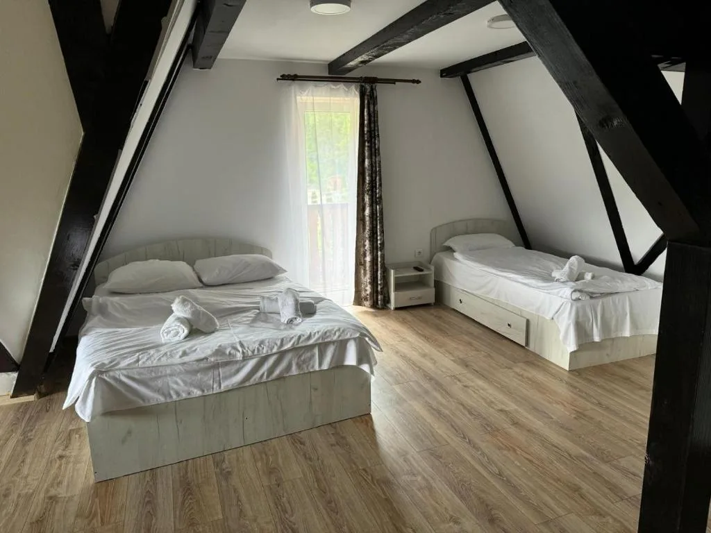 Deluxe Double Or Twin Room With Balcony — Conacul Vânătorului, Borlova, Caraș-Severin