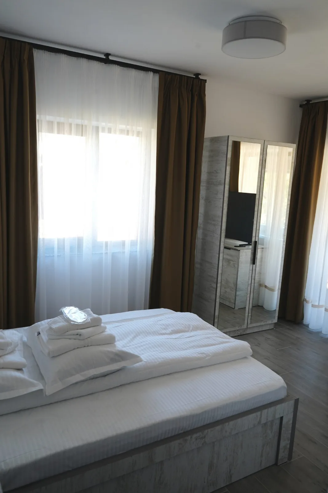 Cameră Dublă Accesibilă cu Rampă și Terasă — Sâhla, Câmpulung Moldovenesc, Suceava