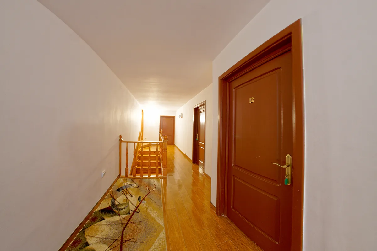 Camera dublă cu pat matrimonial, baie proprie, fără balcon — Dor de Codru, Sadova, Suceava