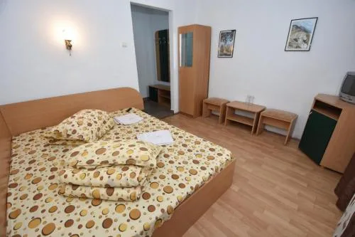 Cameră de 4 locuri, renovată și mansardată, fără balcon — Vila Parang, Petroșani, Hunedoara