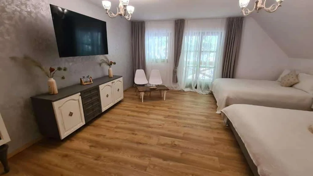 Cameră Deluxe cu 2 paturi queen-size — Conacul Radacinilor, Jieț, Hunedoara