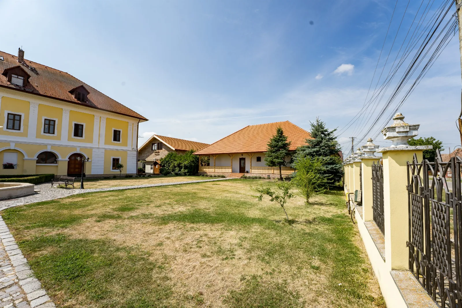 Camera Red — Castel Haller, Ogra, Mureș