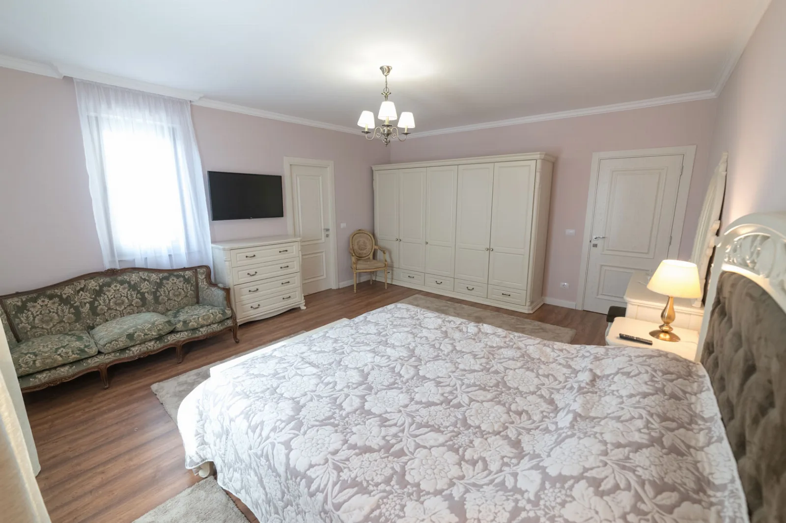 Camera nr. 1 – Camera dublă de lux — La Cetatea Sucevei, Lisaura, Suceava