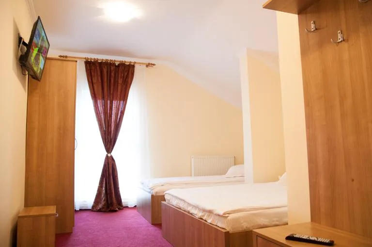 Camera tripla cu baie privata — Hotel FAN, Alba Iulia, Alba