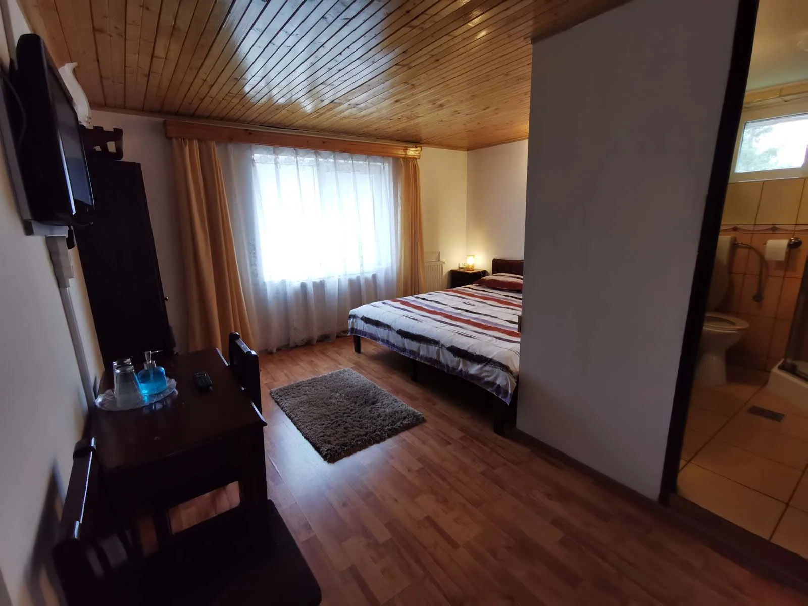 Cameră Dublă cu Baie Proprie (Cam. 3) — Nona Highland Home, Drumul Carului, Brașov