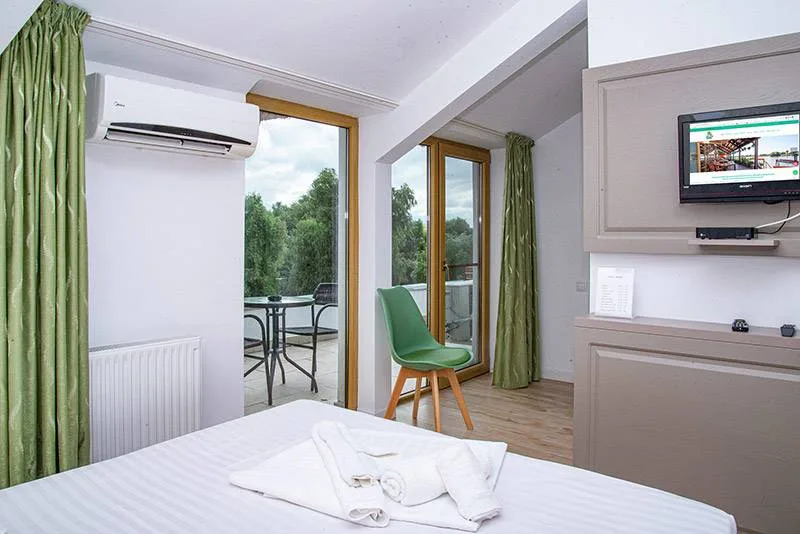 Camera matrimonială cu balcon vedere canal — Paradis Hotel - Delta Dunarii, Crișan, Tulcea