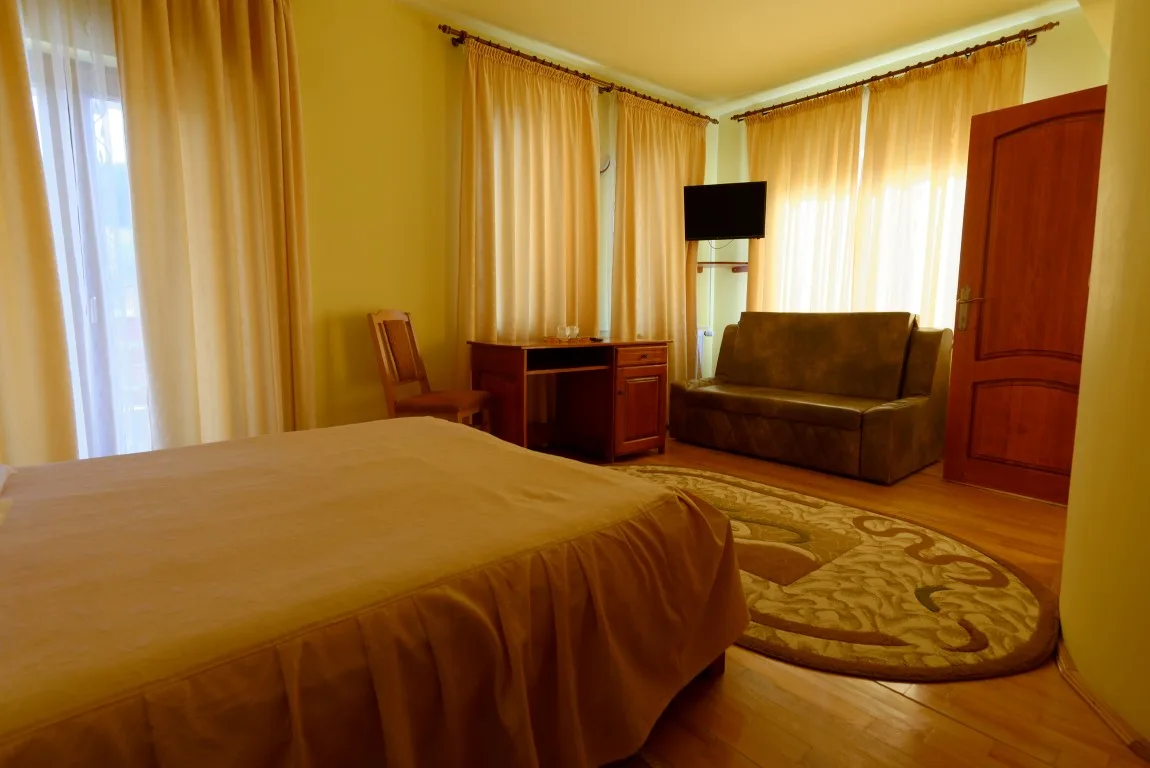 Camere duble cu pat matrimonial sau două paturi simple, cu baie proprie — Pensiunea Sandru, Câmpulung Moldovenesc, Suceava