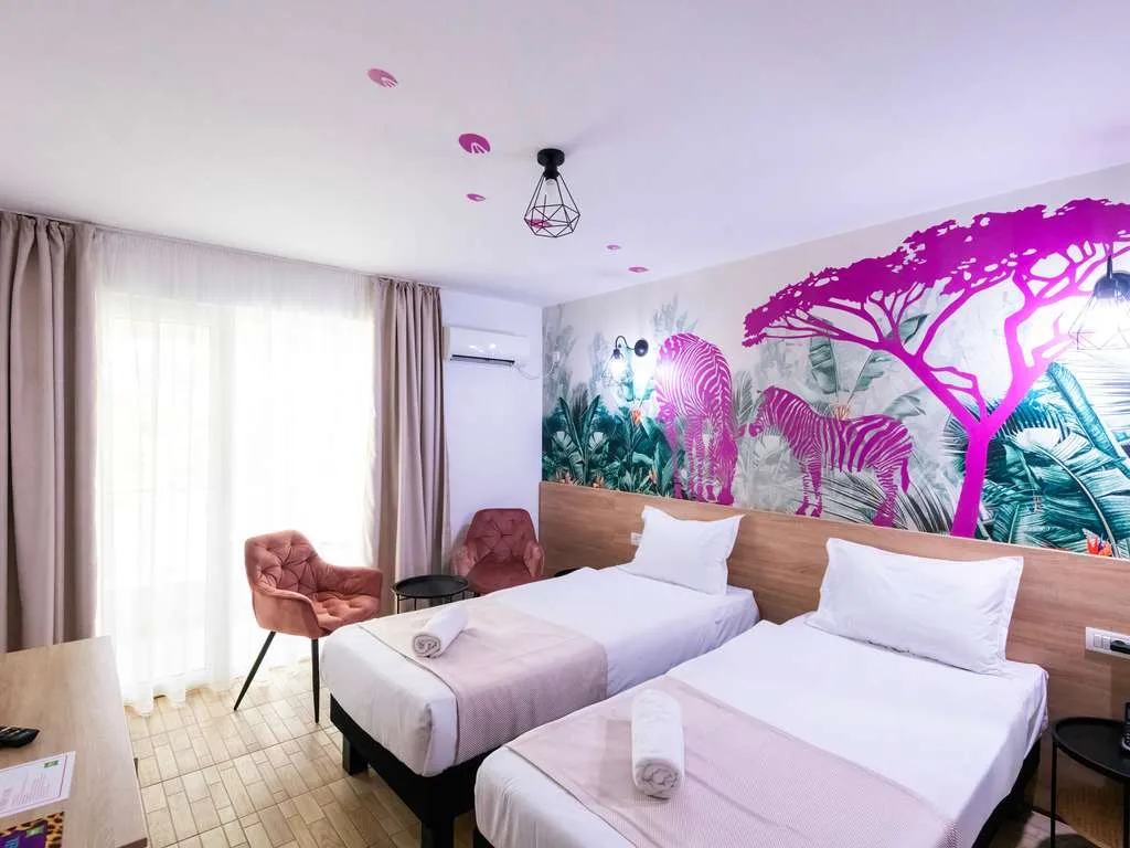 Camera superioară cu pat queen și balcon — Ibis Styles Venus, Venus, Constanța