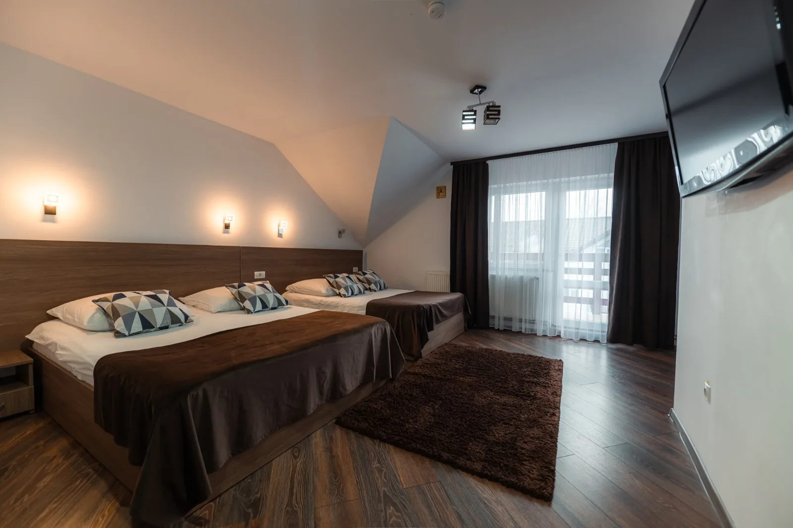 Cameră cvadruplă superioară cu baie privată și balcon — Casa Alexandra, Vatra Dornei, Suceava