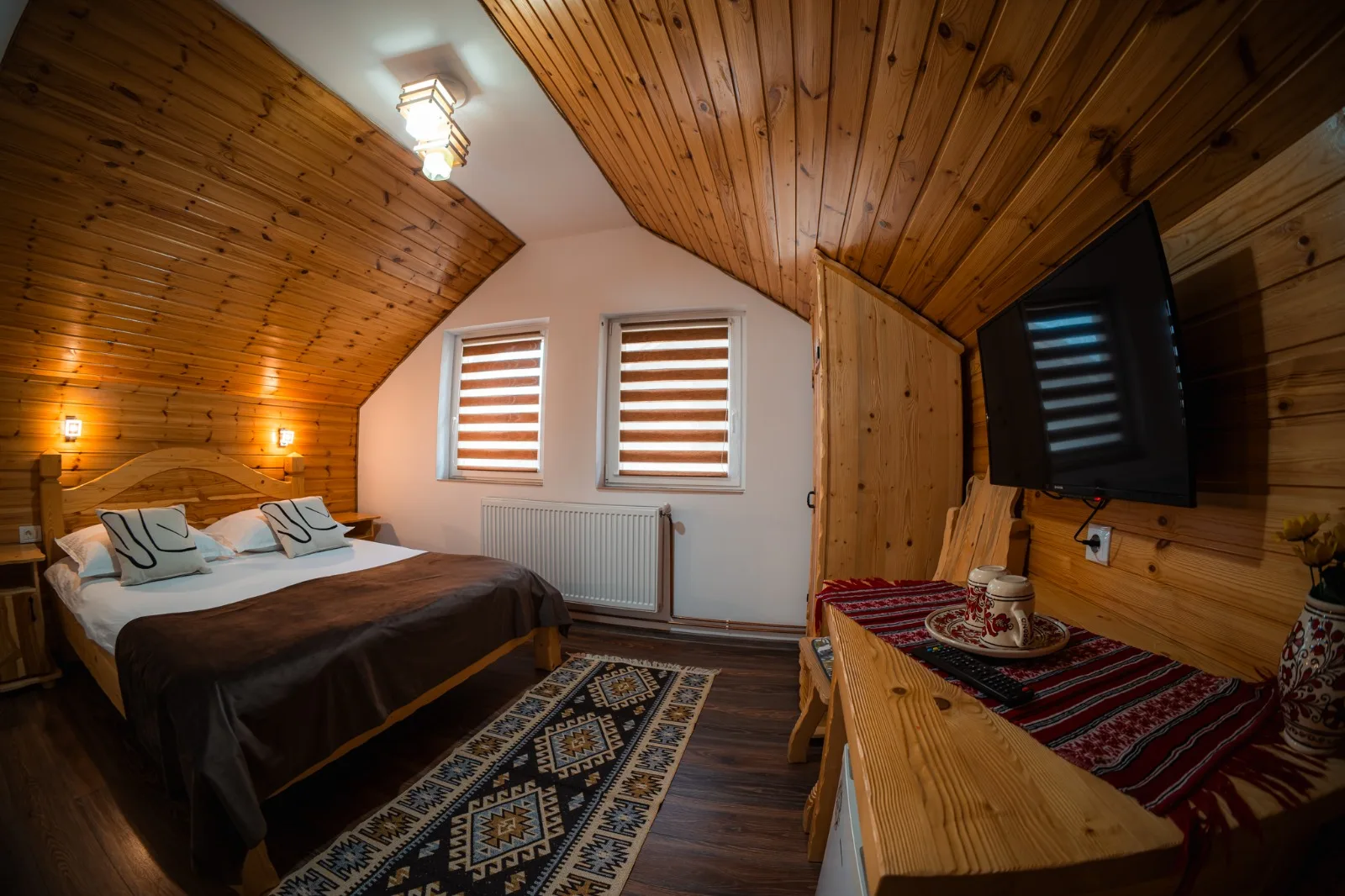 Cameră rustică cu baie privată, fără balcon — Casa Alexandra, Vatra Dornei, Suceava