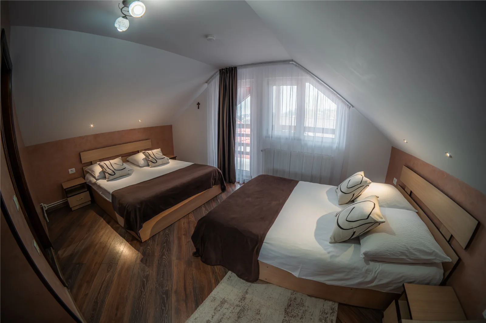 Cameră cvadruplă cu baie privată și balcon — Casa Alexandra, Vatra Dornei, Suceava