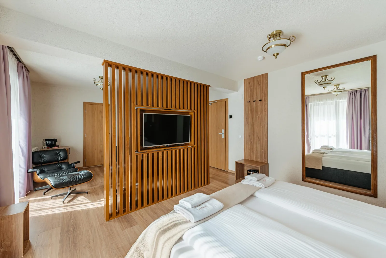 Junior suite cu balcon, acces la spa și piscină — Apuseni Wild, Remeți, Bihor