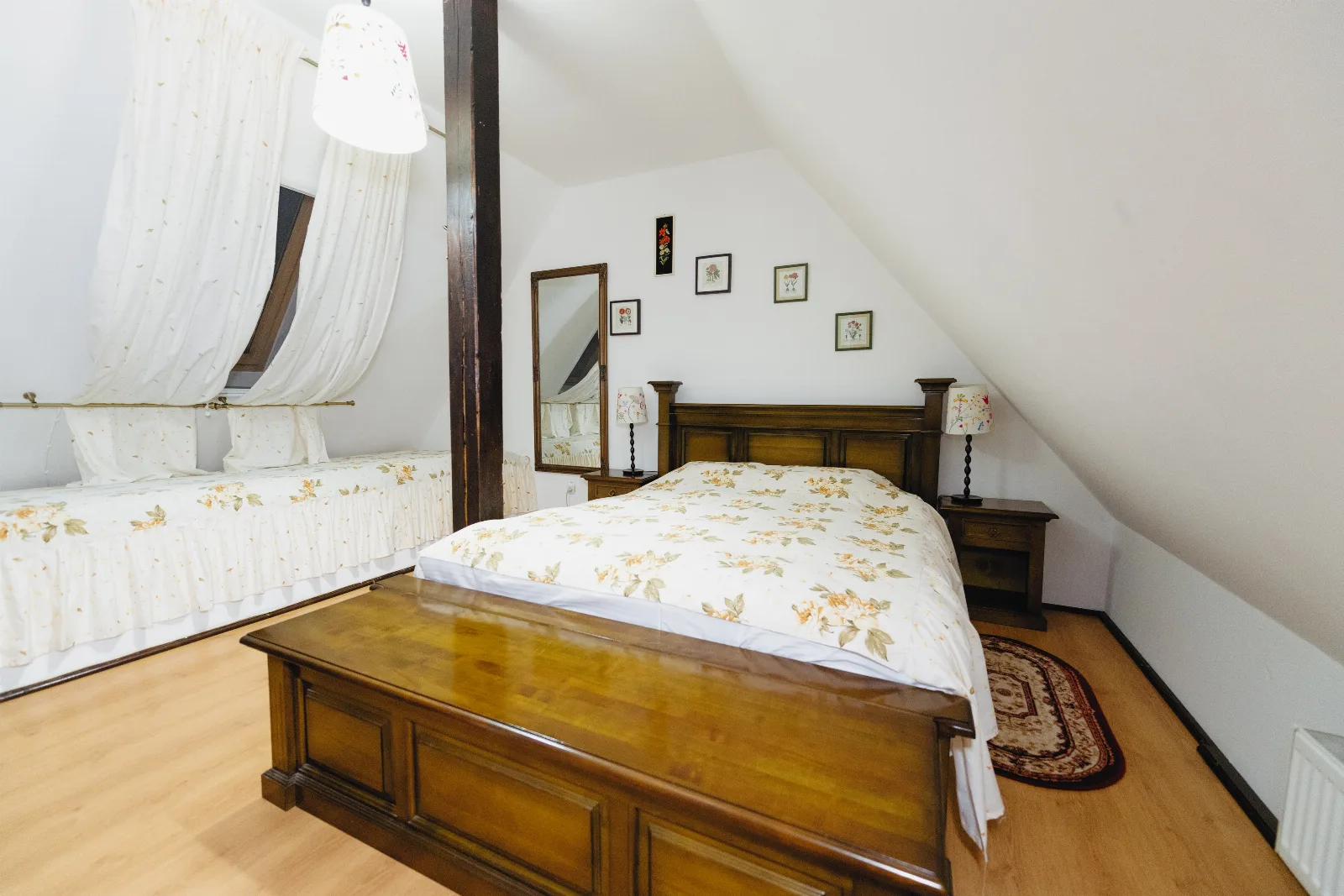 Camera cu flori — Grosspold, Apoldu de Sus, Sibiu