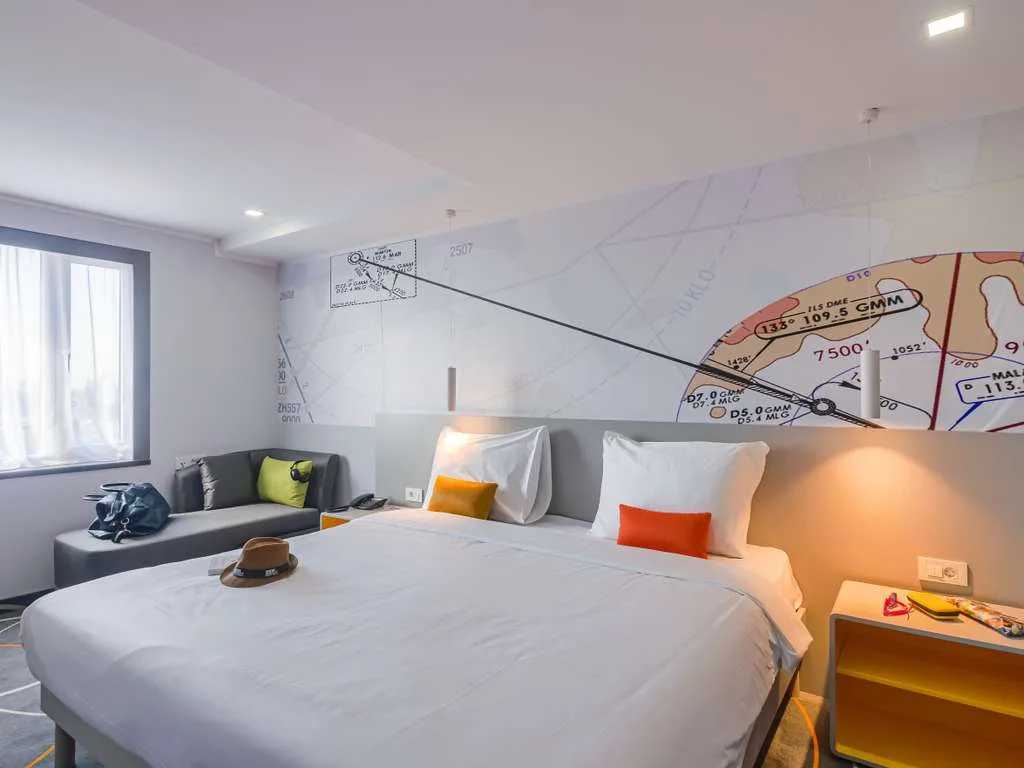 Superior room with 1 kingsize bed and sofa — Ramada Bucharest Airport, Otopeni, Ilfov