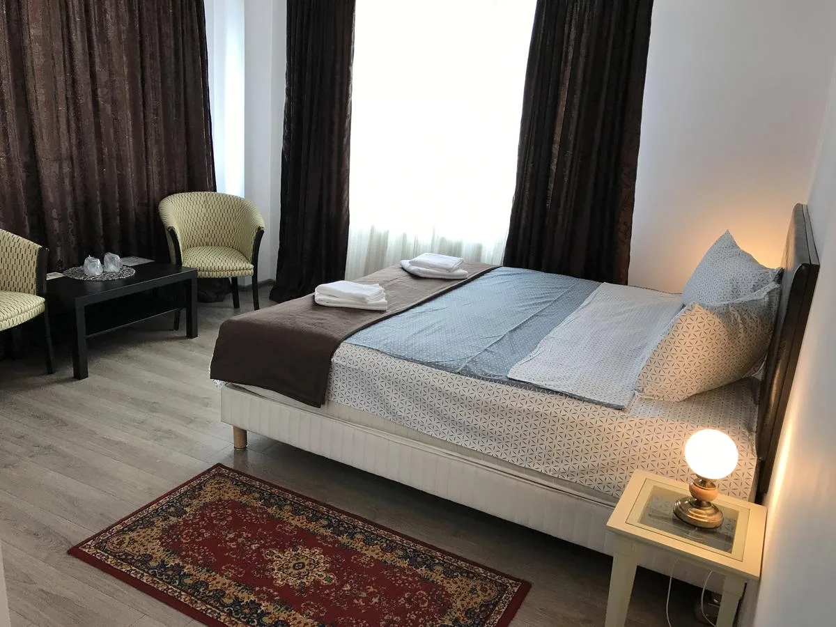 KING ROOM WITH BALCONY — Cochet Accommodation, Piatra-Neamț, Neamț