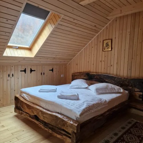 Camere la Mansardă — Cheile Oltețului, Polovragi, Gorj