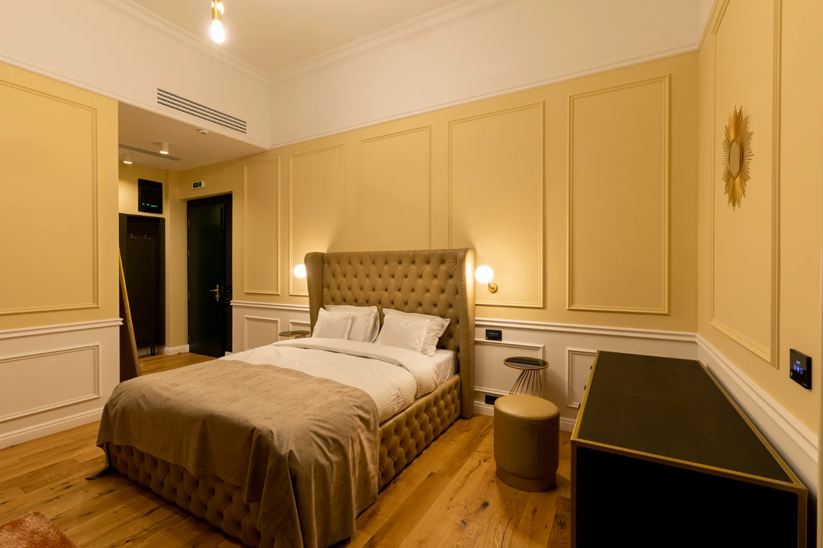 Luxury Mood — Cocoșul de Aur, Târgu Mureș, Mureș