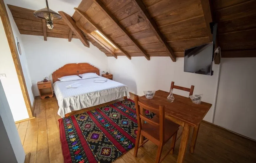 Autumn Room — The Carpathian Lodge, Dobrița, Gorj