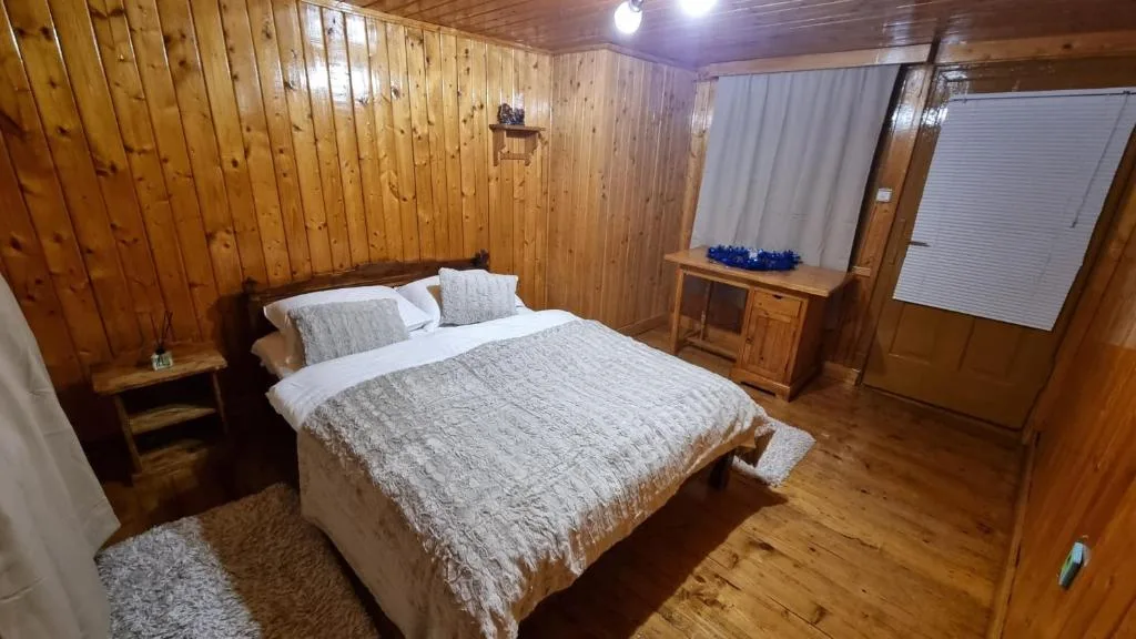 Dormitoare cu pat dublu mare - etaj — Pensiunea Mirela, Breaza, Prahova