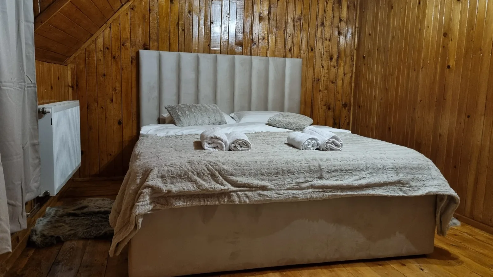 Dormitor cu canapea extensibilă — Pensiunea Mirela, Breaza, Prahova