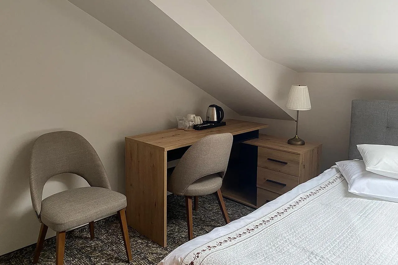 Camera dublă matrimonială fără balcon mansardata cu velux — Popasul Domnesc, Voroneț, Suceava