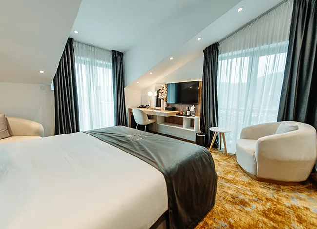 Cameră Dublă Deluxe Mansardă cu Balcon — Hotel IZA, Sighetu Marmației, Maramureș