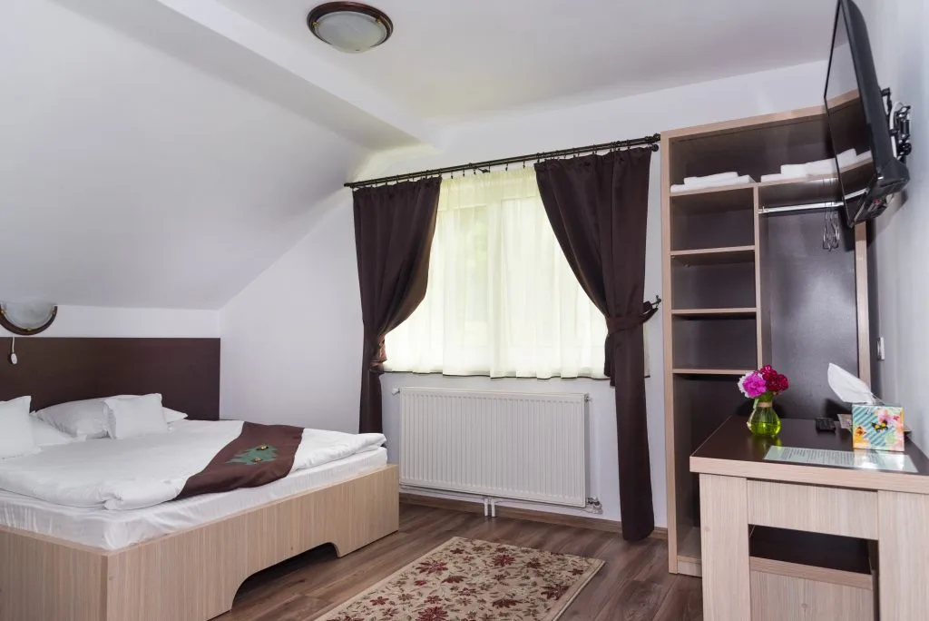 Cameră dublă standard — Casa Bradul Voroneț, Voroneț, Suceava