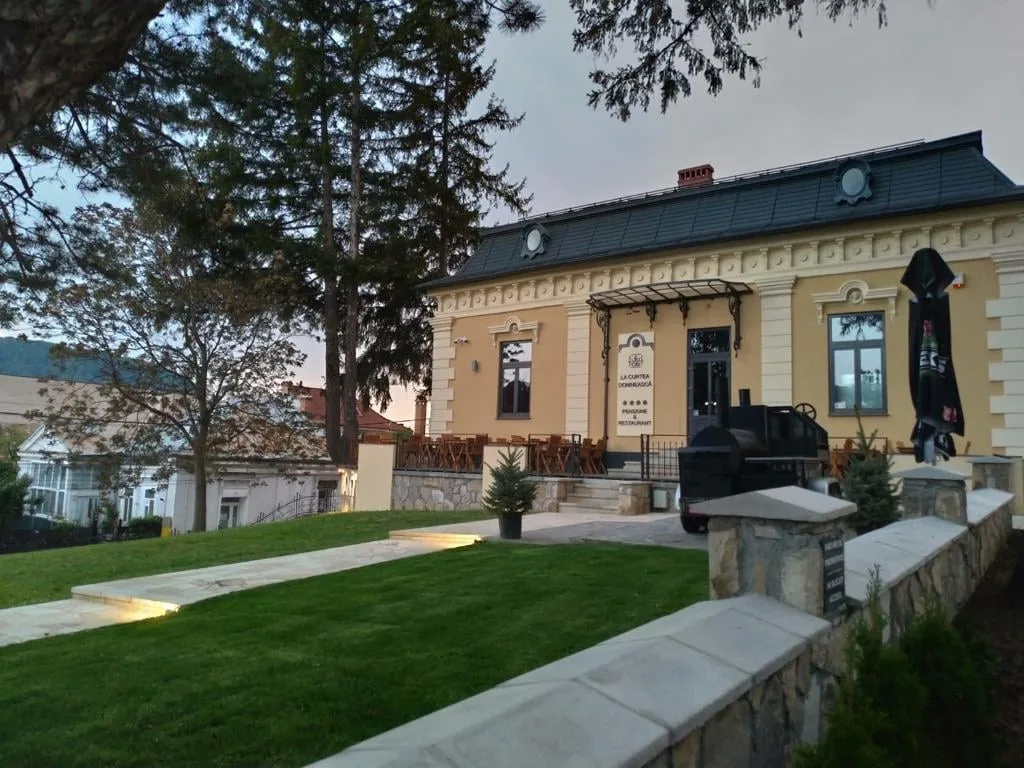 La Curtea Domnească
