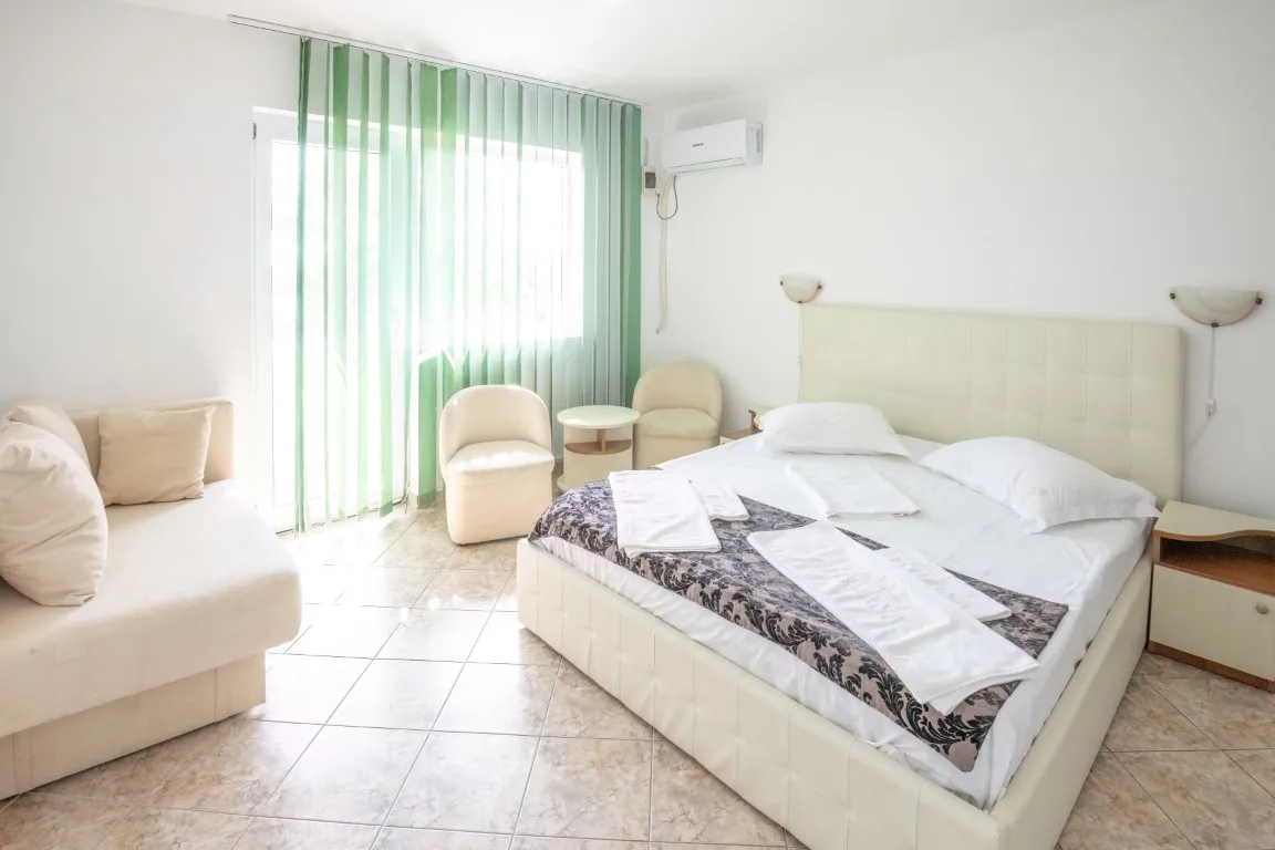 Cameră triplă cu balcon — Complex Tismana, Jupiter, Constanța
