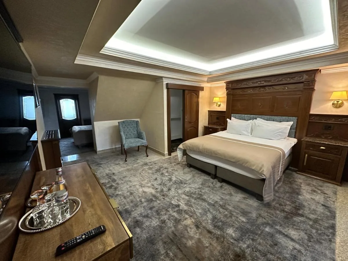 Suită premium cu balcon — Pensiunea Eden, Săcălușești, Neamț